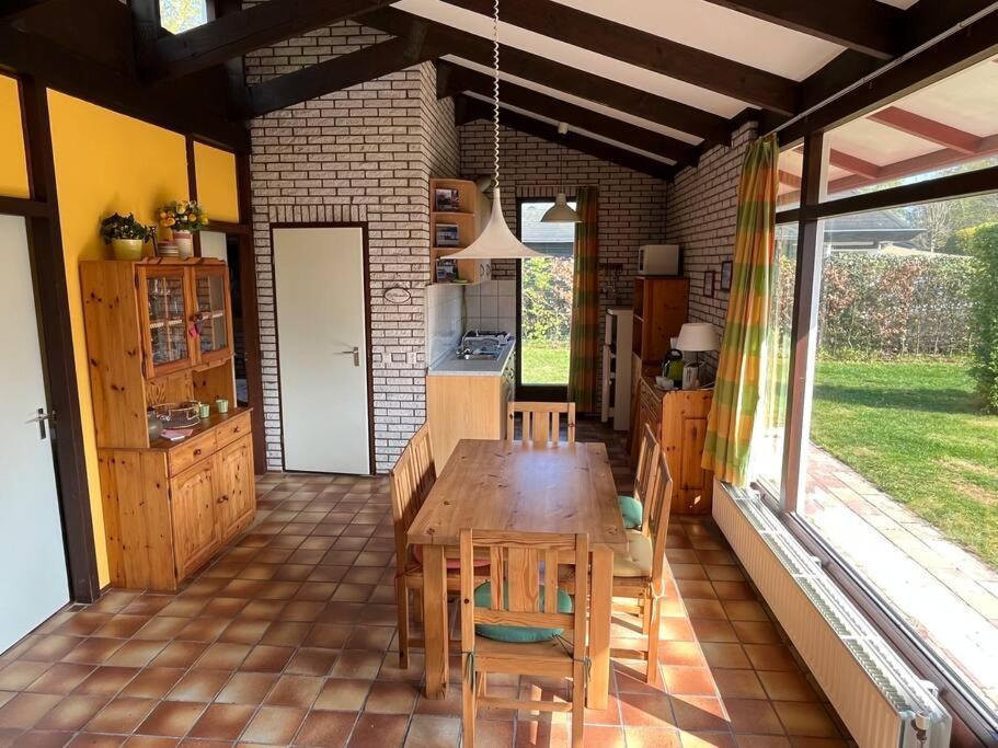 Knusse Bungalow Op Groen Park! Ouddorp Exterior foto